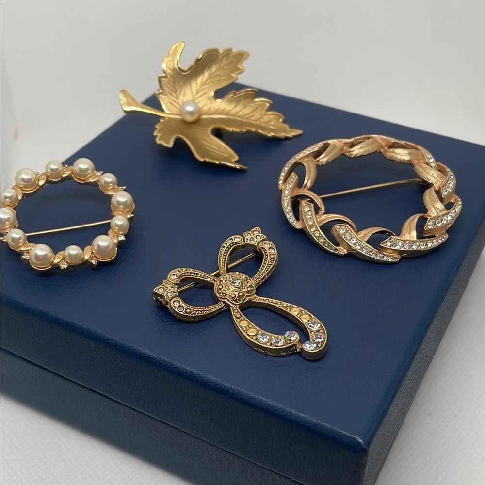 Vintage Jewelry Elegant Gold and Pearl Brooches Set of 4